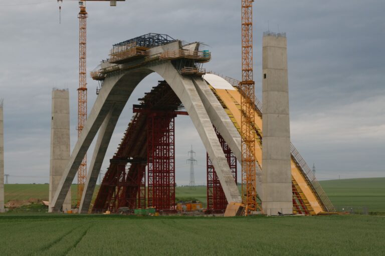 Schalungsbau mit Nagelplattenschalungsbinder ICE Brücke Erfurt Leipzig