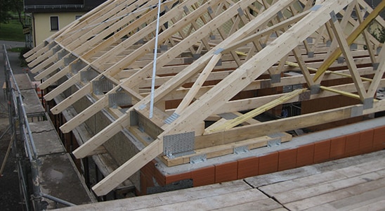 Nagelplattenbinderkonstruktion mit sichtbaren Dachüberständen